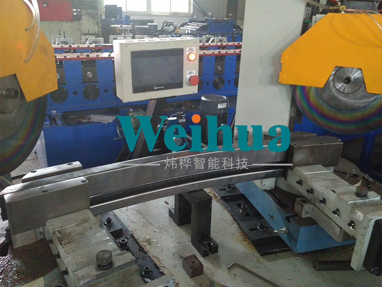 汽車防撞梁自動成型機(jī)特點以及汽車防撞鋼梁的材質(zhì)